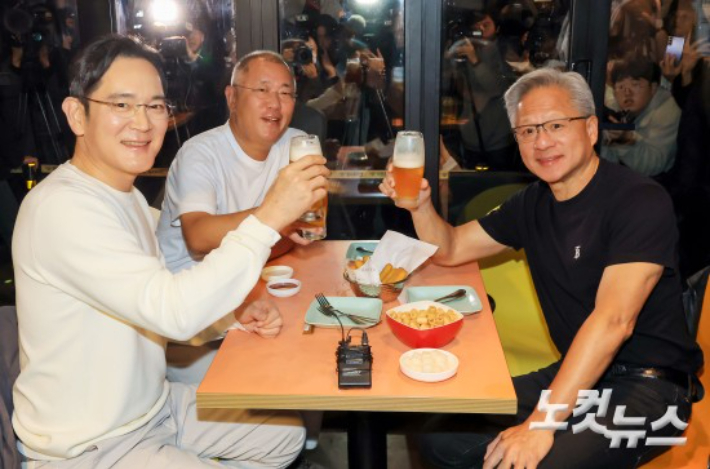 젠슨 황 엔비디아 최고경영자와 이재용 삼성전자 회장을 비롯한 내빈들이 30일 오후 서울 강남구 코엑스광장에서 열린 '엔비디아 지포스 게이머 페스티벌' 주요 파트너 회사 부스에서 기념촬영을 하고 있다. 류영주 기자