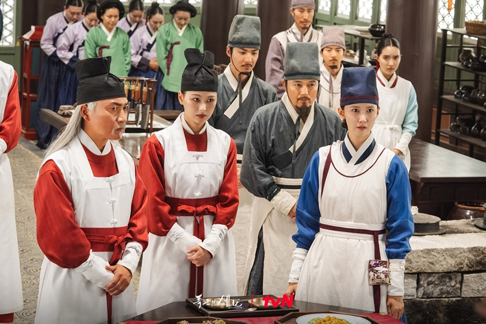 극 중 수라간 숙수들과 명나라 숙수들 간 요리 경합 대결 당시 모습. tvN 제공