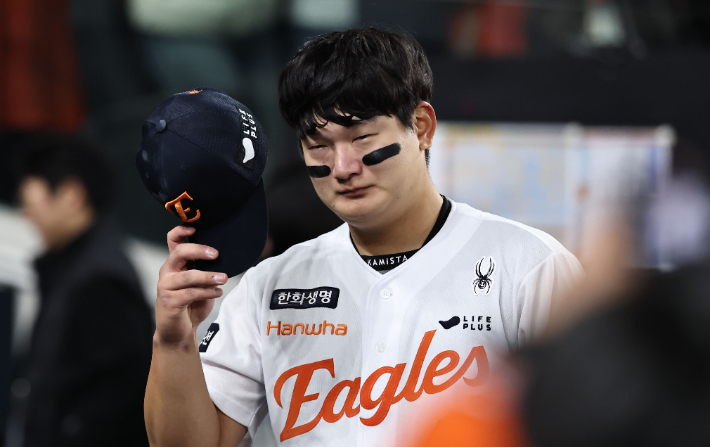 한화 김서현이 LG와 한국시리즈 3차전 승리를 이끈 뒤 더그아웃에서 눈물을 흘리는 모습. 연합뉴스