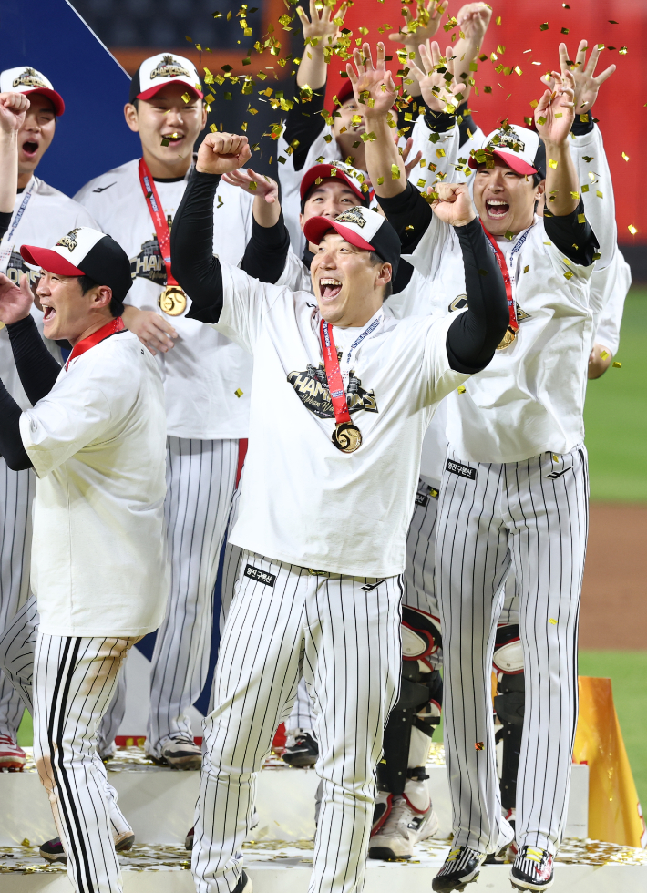 10월 31일 대전한화생명볼파크에서 열린 2025 프로야구 KBO리그 포스트시즌 한국시리즈 한화이글스와의 5차전에서 LG 트윈스가 승리하며 우승, MVP를 호명 받은 LG 김현수가 기뻐하고 있다. 연합뉴스 