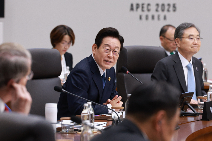 2025 아시아태평양경제협력체(APEC) 정상회의 의장인 이재명 대통령이 1일 경주화백컨벤션센터(HICO)에서 열린 제2세션에서 발언하고 있다. 연합뉴스