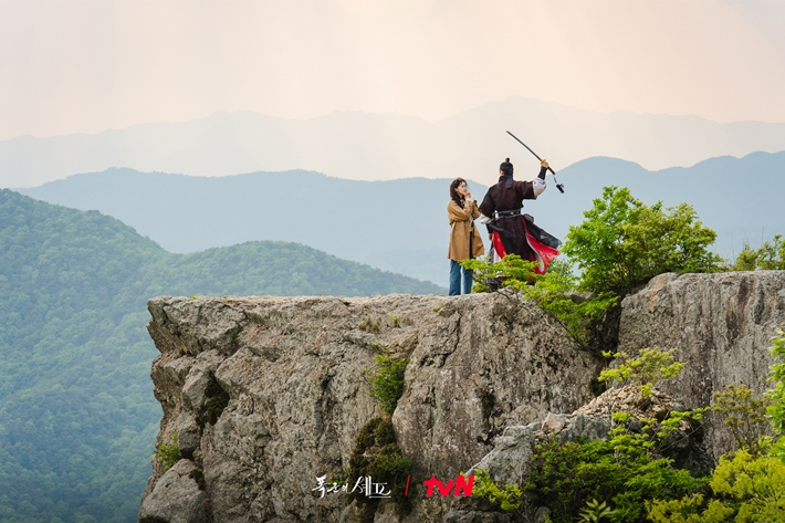 전창엽 음악감독은 1화에서 연지영과 이헌이 절벽에서 싸우는 장면을 가장 좋아하는 장면이라고 밝혔다. tvN 제공