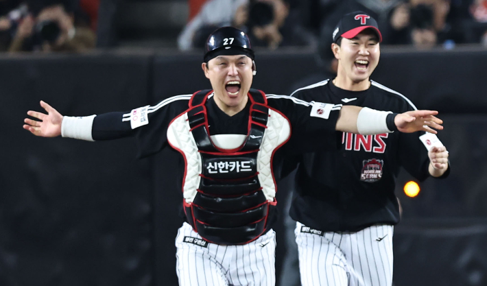 10월 31일 대전한화생명볼파크에서 열린 2025 프로야구 KBO리그 포스트시즌 한국시리즈 5차전 LG 트윈스와 한화 이글스의 경기. 4-1로 승리하며 한국 시리즈 우승이 확정되자 박동원이 유영찬 등 선수들과 세리머니를 펼치고 있다. 연합뉴스 