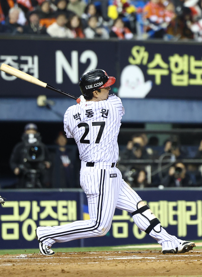 10월 27일 서울 잠실야구장에서 열린 2025 프로야구 한국시리즈 한화 이글스 대 LG 트윈스 2차전. 3회 말 2사 1루 때 LG 박동원이 2점 홈런을 치고 있다. 연합뉴스 
