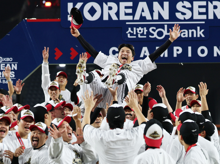 10월 31일 대전한화생명볼파크에서 열린 2025 프로야구 KBO리그 포스트시즌 한국시리즈 시상식에서 통합 우승을 차지한 LG 트윈스 선수들이 주장 박해민을 헹가래치며 기뻐하고 있다. 연합뉴스 
