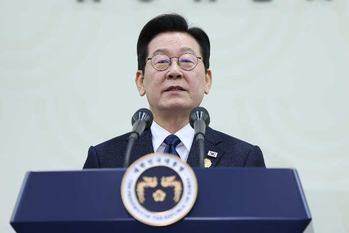 이재명 대통령이 1일 경주화백컨벤션센터(HICO)에서 열린 2025 아시아태평양경제협력체(APEC) 정상회의 기자회견에서 발언하고 있다. 연합뉴스