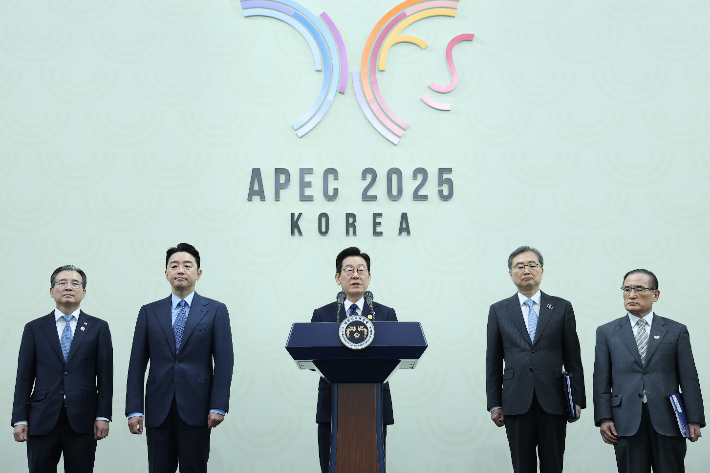 이재명 대통령이 1일 경주화백컨벤션센터(HICO)에서 열린 2025 아시아태평양경제협력체(APEC) 정상회의 기자회견에서 발언하고 있다. 왼쪽부터 김용범 정책실장, 강훈식 비서실장, 이 대통령, 조현 외교장관, 위성락 안보실장. 연합뉴스