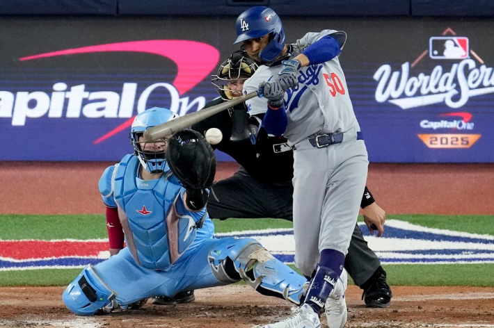 쐐기 2타점 적시타를 터뜨리는 다저스 무키 베츠. 연합뉴스 