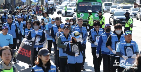 12.29 무안공항 제주항공 여객기 참사 유가족들이 1일 서울 용산구 대통령실로 영정 사진을 들고 행진하고 있다.
