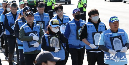 12.29 무안공항 제주항공 여객기 참사 유가족들이 1일 서울 용산구 대통령실로 영정 사진을 들고 행진하고 있다.
