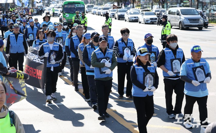 12.29 무안공항 제주항공 여객기 참사 유가족들이 1일 서울 용산구 대통령실로 영정 사진을 들고 행진하고 있다.