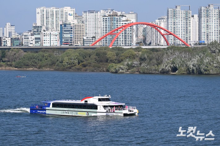 한강버스가 1일 서울 영등포구 여의도 인근 한강에서 운항을 재개하고 있다. 한강버스는 지난 9월 29일부터 약 한 달간 안전성 확보와 품질 개선을 위해 무탑승 시범운항을 한 바 있다.