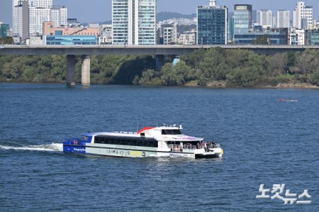 한강버스가 1일 서울 영등포구 여의도 인근 한강에서 운항을 재개하고 있다. 한강버스는 지난 9월 29일부터 약 한 달간 안전성 확보와 품질 개선을 위해 무탑승 시범운항을 한 바 있다.