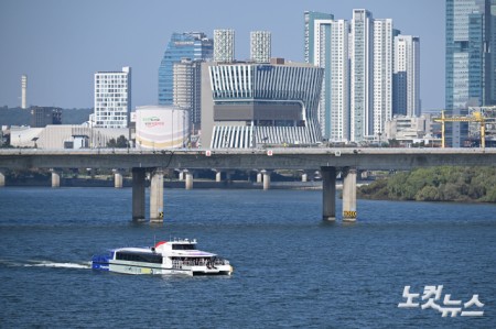 한강버스가 1일 서울 영등포구 여의도 인근 한강에서 운항을 재개하고 있다. 한강버스는 지난 9월 29일부터 약 한 달간 안전성 확보와 품질 개선을 위해 무탑승 시범운항을 한 바 있다.