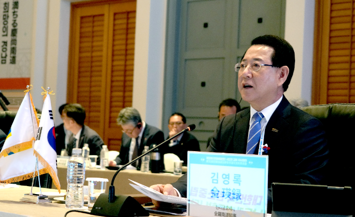 김영록 전라남도지사가 1일 제주특별자치도 신라호텔에서 열린 '제33회 한·일해협연안 시도현 교류 지사회의'를 마치고 참석자들과 기념촬영을 하고 있다. 전라남도 제공