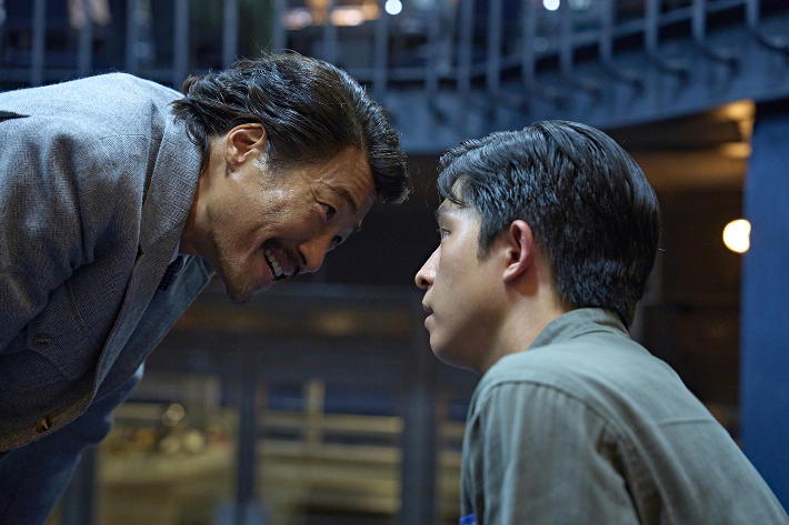 변성현 감독은 최근 열린 제작발표회에서 "개인적으로 애드리브를 좋아하지 않지만 류승범 배우에게는 열어뒀다"고 밝혀 눈길을 끈 바 있다. 이에 류승범은 "원래 설정에 충청도 사투리가 없었는데 그 틀이 바뀌면서 제게 문을 열어주신거 같다"고 말했다. 넷플릭스 제공