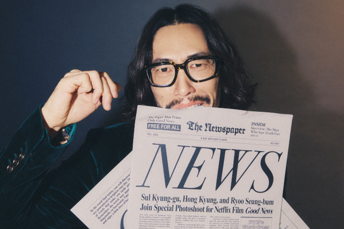 류승범은 이번 작품에서 가장 인상적인 구도로 서부극 장면 속 려돌찬(박해수) 몸에 총알구멍이 뚫린 그림자 연출을 꼽았다. 그는 "그 장면을 보고 진짜 '와' 이랬다"고 감탄했다. 넷플릭스 제공