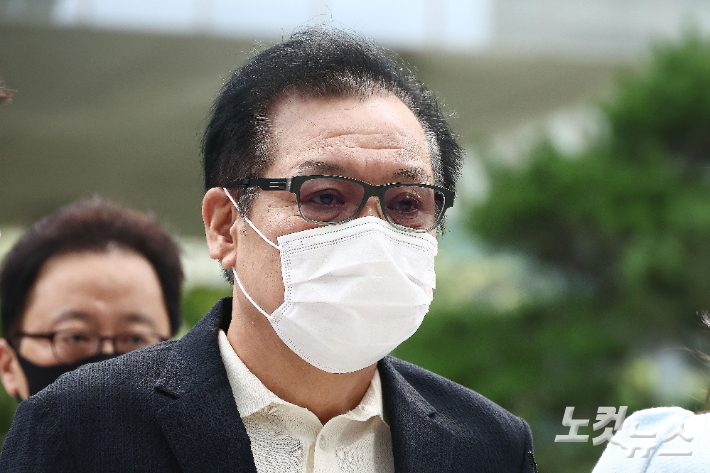 건진법사 전성배 씨가 8월 18일 오전 서울 종로구에 마련된 김건희 특검팀 사무실에 출석하고 있다. 황진환 기자