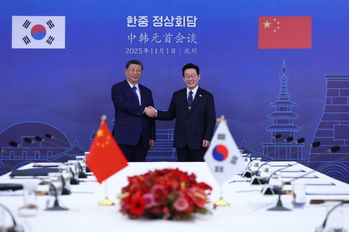 이재명 대통령과 시진핑 중국 국가주석이 1일 경북 국립경주박물관에서 한중 정상회담에 앞서 기념 촬영을 하고 있다. 연합뉴스