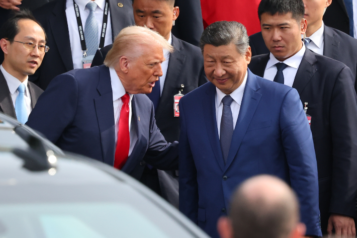 도널드 트럼프 미국 대통령과 시진핑 중국 국가주석이 지난달 30일 부산 공군 제5공중기동비행단 내 나래마루에서 미중 정상회담을 마친 뒤 회담장을 나서며 대화하고 있다. 연합뉴스