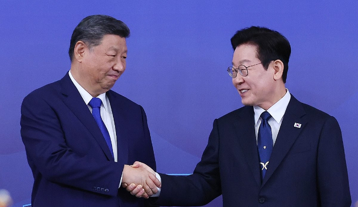 이재명 대통령과 시진핑 중국 국가주석이 1일 경북 국립경주박물관에서 한중 정상회담에 앞서 악수하고 있다. 연합뉴스