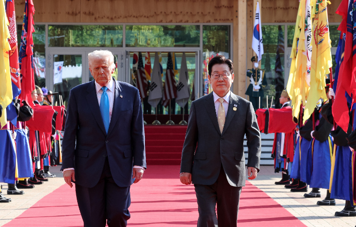 이재명 대통령과 도널드 트럼프 미국 대통령이 지난달 29일 경북 경주박물관에서 정상회담장으로 이동하고 있다. 연합뉴스