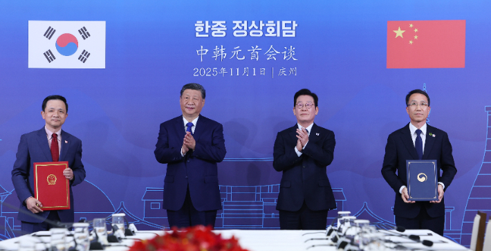 유재성 경찰청장 직무대행과 다이빙 주한중국대사가 1일 경북 국립경주박물관에서 이재명 대통령과 시진핑 중국 국가주석이 참석한 가운데 '보이스피싱ㆍ온라인 사기범죄 대응 공조' 양해각서를 체결하고 있다. 연합뉴스