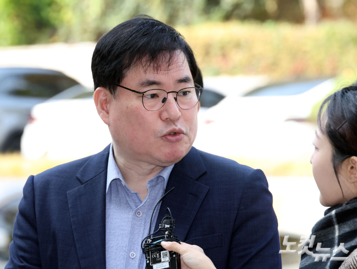 대장동 개발 비리 의혹으로 재판에 넘겨진 유동규 전 성남도시개발공사 본부장이 지난달 31일 서울 서초구 중앙지법에서 열린 1심 선고공판에 출석하며 입장을 밝히고 있다. 황진환 기자