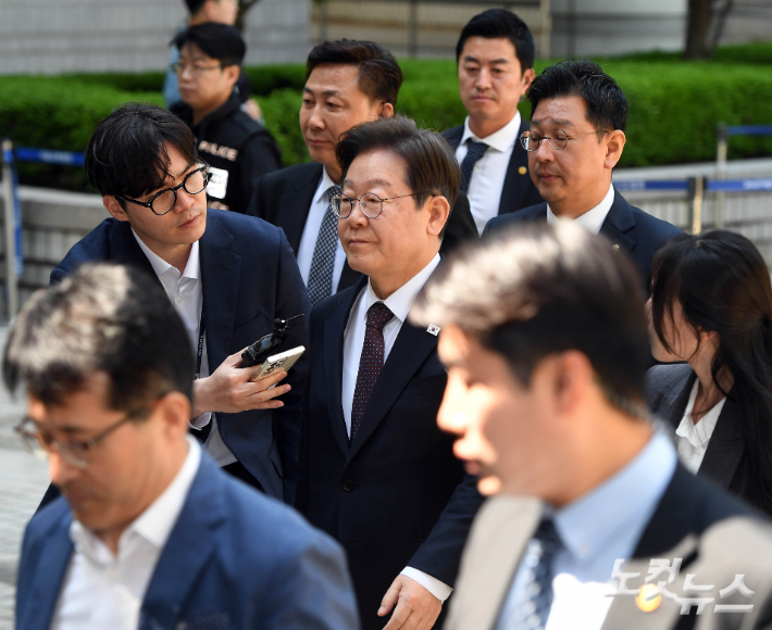 지난 4월 29일 이재명 당시 더불어민주당 대선후보가 서울 서초구 서울중앙지방법원에서 열린 '대장동 배임·성남FC 뇌물' 1심 속행 공판에 출석하고 있다. 황진환 기자