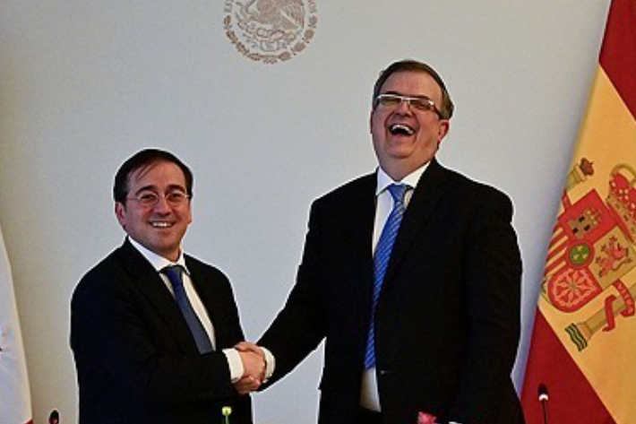 지난 2022년 3월 9일 멕시코시티의 멕시코 외무부 청사에서 마르셀로 에브라르드(오른쪽) 멕시코 외무장관이 호세 마누엘 알바레스(왼쪽) 스페인 외무장관과 악수하고 있다. 연합뉴스