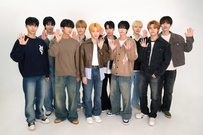 싸이커스가 인사하는 포즈를 취하고 있다. KQ엔터테인먼트 제공