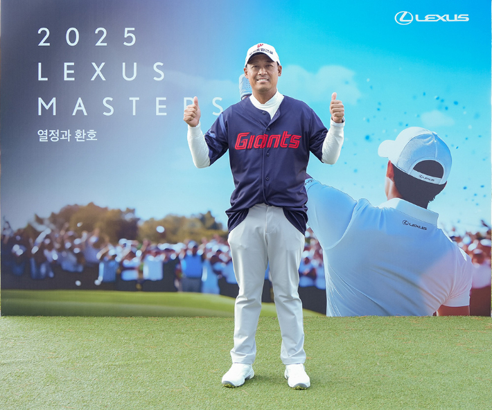 아버지 김용희 감독 유니폼을 입은 김재호. KPGA 제공