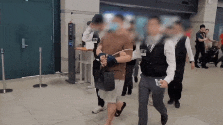 룽거컴퍼니 조직원의 국내 송환 장면. 서울경찰청 금융범죄수사대 제공