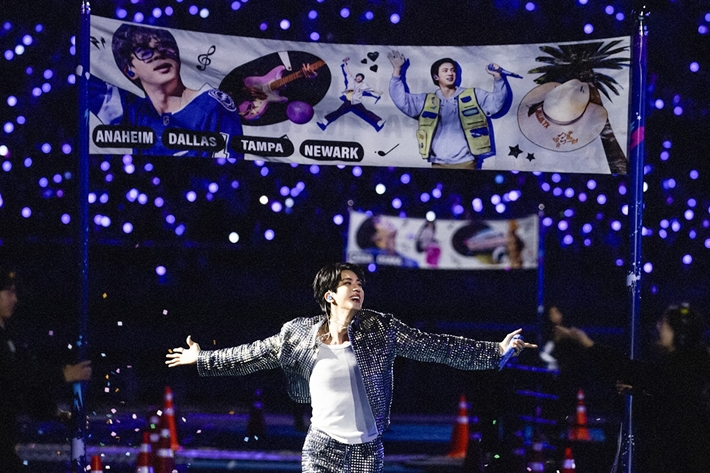 지난달 31일부터 11월 1일까지 인천문학경기장에서 앙코르 팬 콘서트를 연 그룹 방탄소년단 진. 빅히트 뮤직 제공