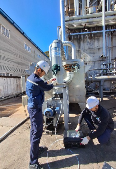 경주시 환경정책과 직원과 민간 환경기술인이 관내 환경배출사업장을 점검하며 대기오염 방지시설의 가동 상태를 확인하고 있다. 경주시 제공