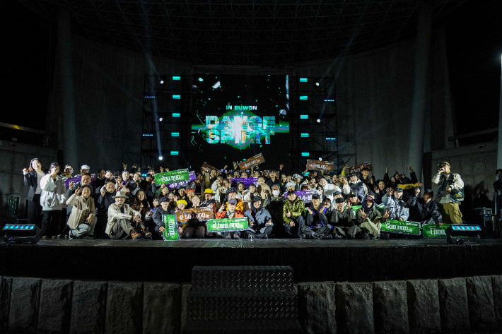 '2025 댄스 스피릿 인 수원(DANCE SPIRIT in SUWON)' 참가자들과 심사위원들의 단체사진. 수원시청소년청년재단 제공