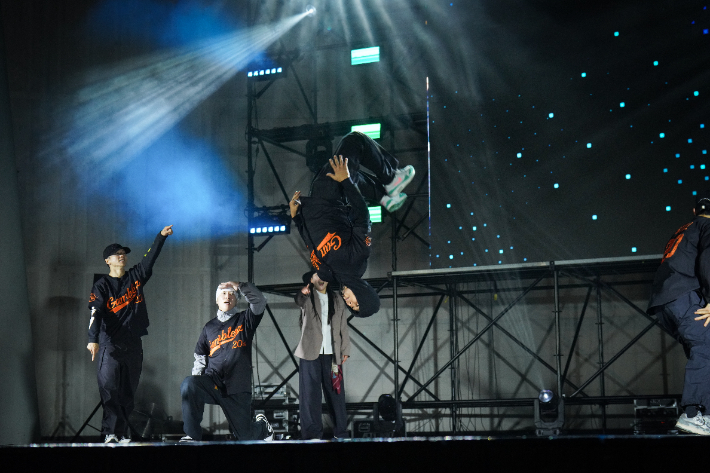 갬블러크루의 축하공연 무대. 수원시청소년청년재단