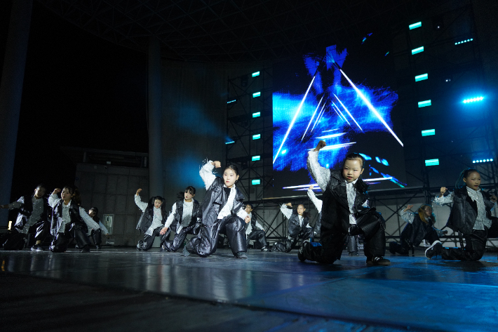 수원특례시 케이팝 퍼포먼스 공연 무대. 수원시청소년청년재단 제공