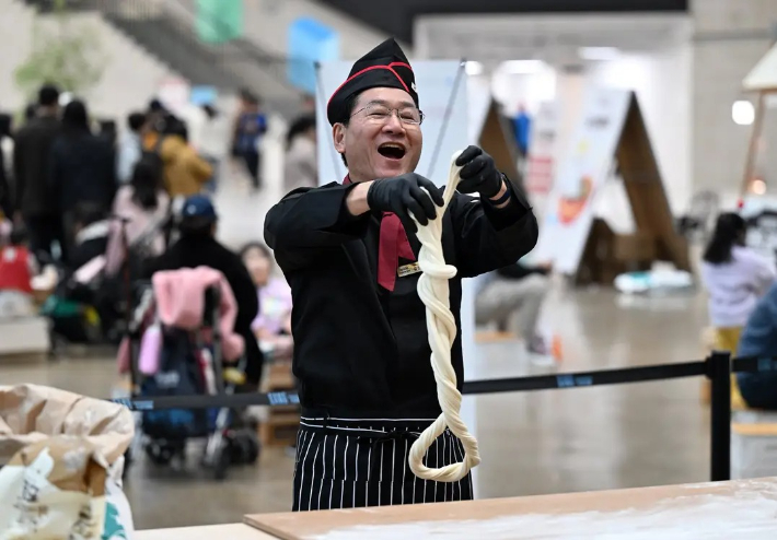 인천시 주관의 첫 짜장면축제에서 요리사로 변신한 유정복 인천시장. 유 시장 페이스북 캡처