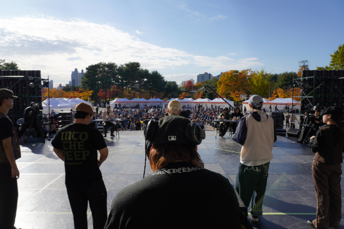 관객들이 '2025 댄스 스피릿 인 수원(DANCE SPIRIT in SUWON)' 예선 무대를 보고 있다. 수원시청소년청년재단 제공