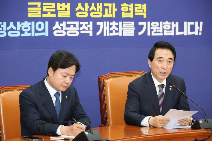 더불어민주당 박수현 수석대변인이 2일 서울 여의도 국회에서 기자간담회를 하고 있다. 연합뉴스