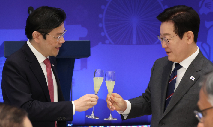 이재명 대통령과 로렌스 웡 싱가포르 총리가 2일 용산 대통령실에서 열린 공식오찬에서 건배하고 있다. 연합뉴스