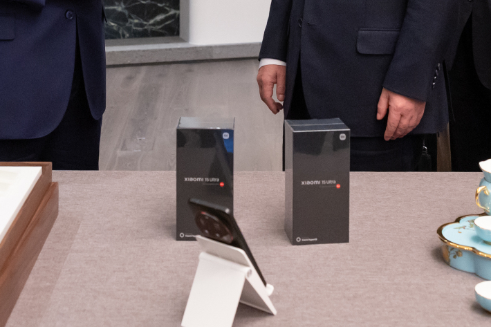 시 주석은 이 대통령에게 중국 브랜드인 샤오미 스마트폰과 문방사우 세트를 선물했다. 대통령실 제공