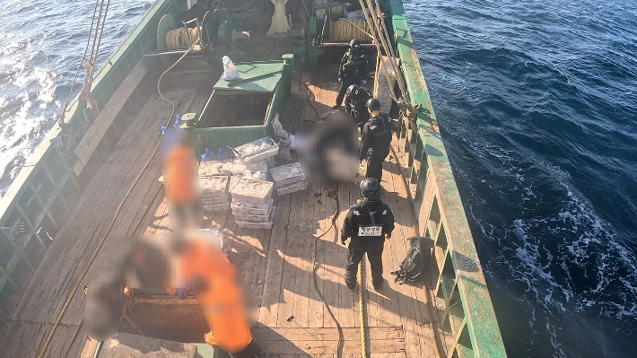 비밀 어창에 고기를 몰래 숨긴 중국어선을 적발한 제주해경. 제주해양경찰서 제공