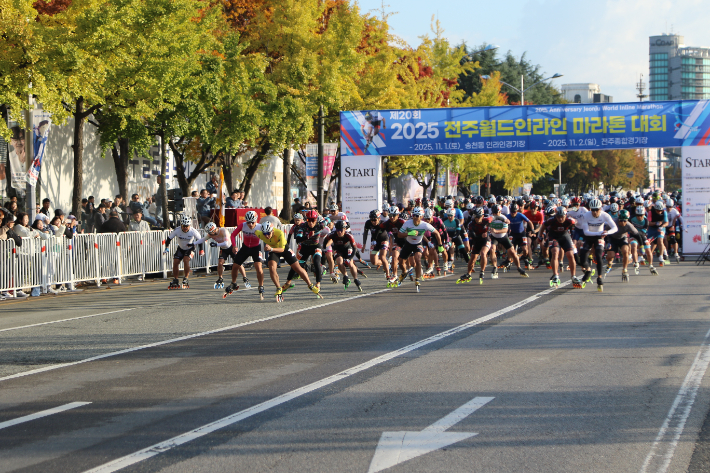 2일 옛 전주종합경기장 일대에서 펼쳐진 2025 전주월드인라인마라톤대회에서 선수들이 질주하고 있다. 전주롤러연맹 제공
