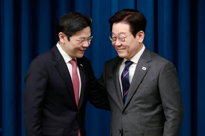 이재명 대통령과 로렌스 웡 싱가포르 총리가 2일 용산 대통령실에서 공동언론 발표를 마친 뒤 인사하고 있다. 연합뉴스