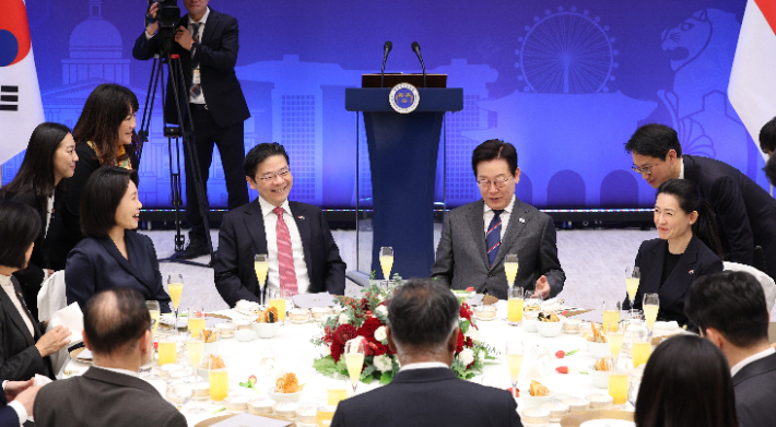 이재명 대통령 내외와 로렌스 웡 싱가포르 총리 내외가 2일 용산 대통령실에서 열린 공식오찬에서 참석자들과 대화하고 있다. 연합뉴스