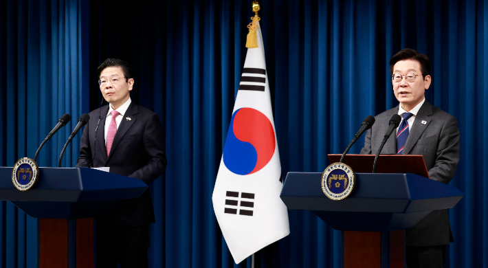 이재명 대통령과 로렌스 웡 싱가포르 총리가 2일 용산 대통령실에서 공동언론 발표를 하고 있다. 연합뉴스