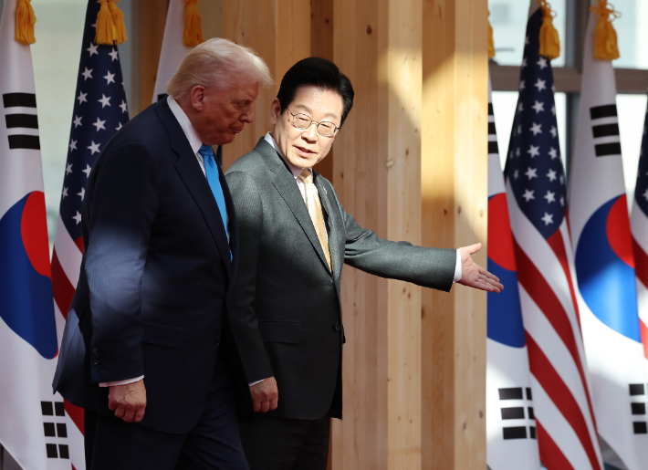 이재명 대통령과 도널드 트럼프 미국 대통령이 지난달 29일 경북 경주박물관에서 정상회담장으로 이동하며 대화하고 있다. 이 대통령은 이날 트럼프 대통령에게 핵추진 잠수함 연료 공급을 허용해달라고 공개적으로 요청했고 트럼프 대통령 또한 이에 공감한 것으로 전해지며 그간 한국군의 숙원사업이었던 핵추진 잠수함 도입 논의가 본격 진행될 전망이다. 연합뉴스