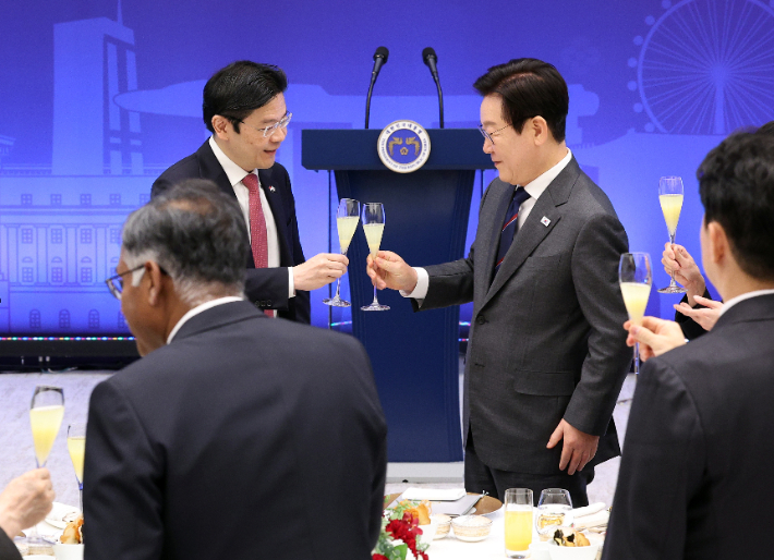 이재명 대통령과 로런스 웡 싱가포르 총리가 2일 용산 대통령실에서 열린 공식오찬에서 건배하고 있다. 연합뉴스